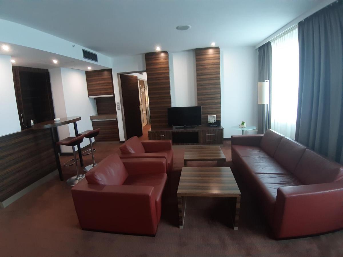 Holiday Inn Almatı Dış mekan fotoğraf